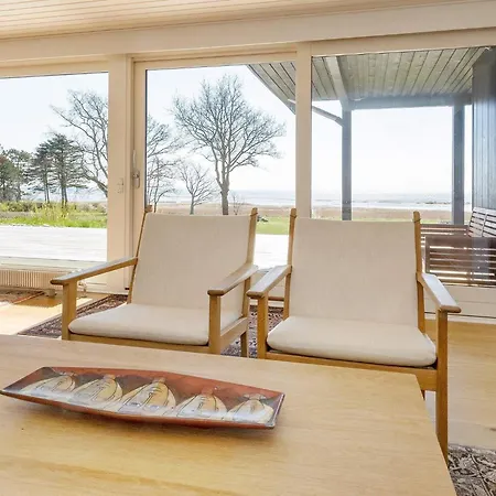 10 Person In Assens-by Traum