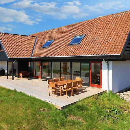10 Person In Assens-by Traum